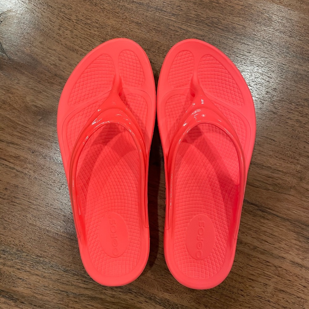 Women’s Oofos flip flops NWOT